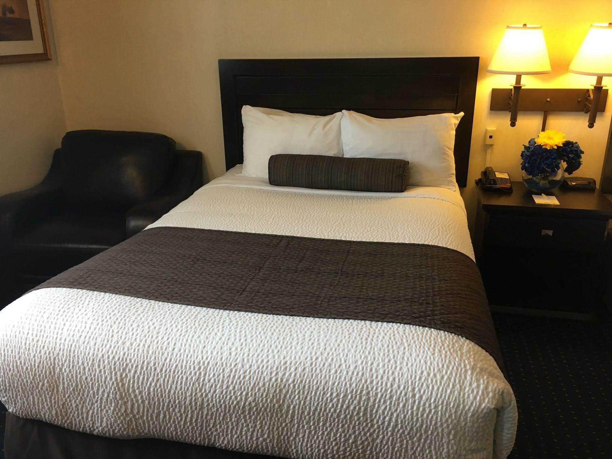 Days Inn & Suites By Wyndham Sault Ste. Marie On Exterior foto